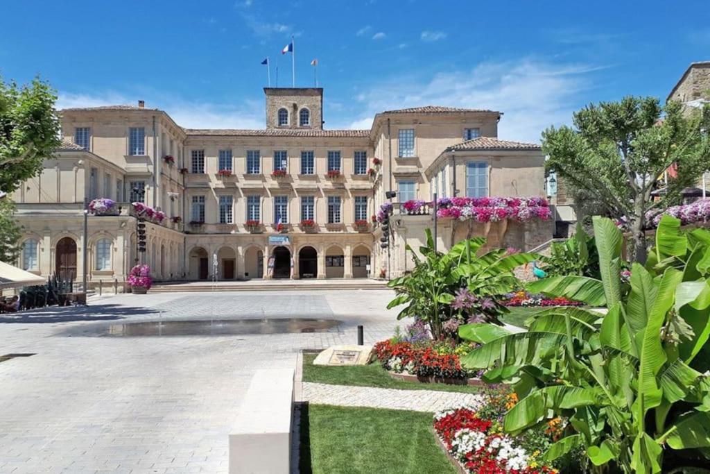 Grand Appartement En Maison De Ville Valréas Buitenkant foto